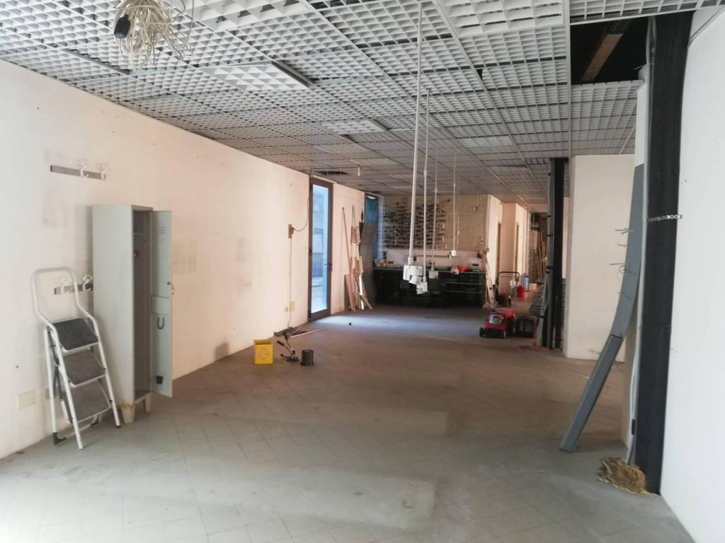 negozio in affitto a Pisa in zona Putignano