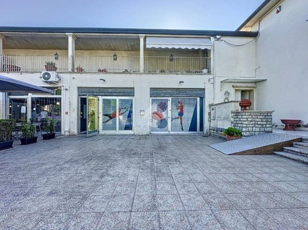 negozio in affitto a Ponsacco