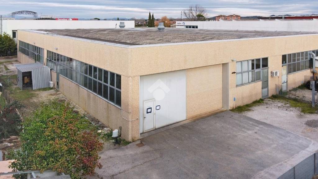 locale commerciale in affitto a Ponsacco