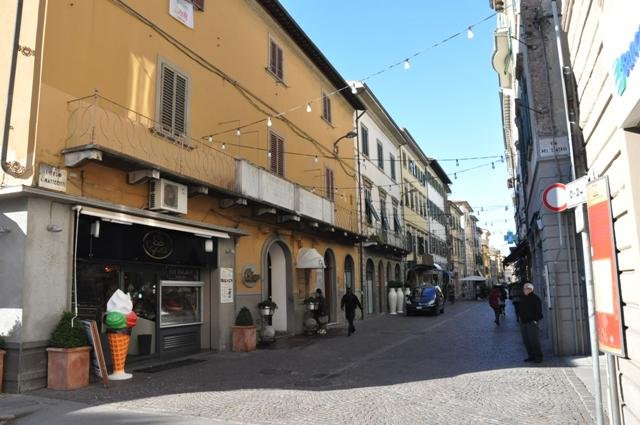 locale commerciale in affitto a Pontedera