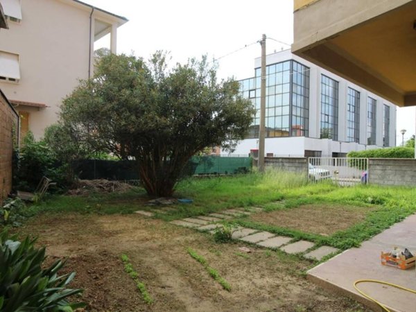 negozio in affitto a Pontedera