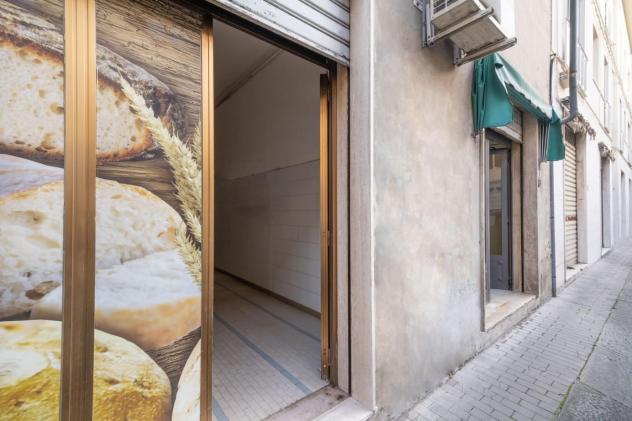 negozio in affitto a Pontedera