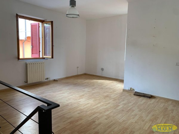 locale commerciale in affitto a Pontedera