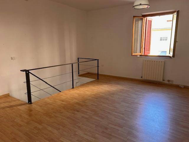 negozio in affitto a Pontedera