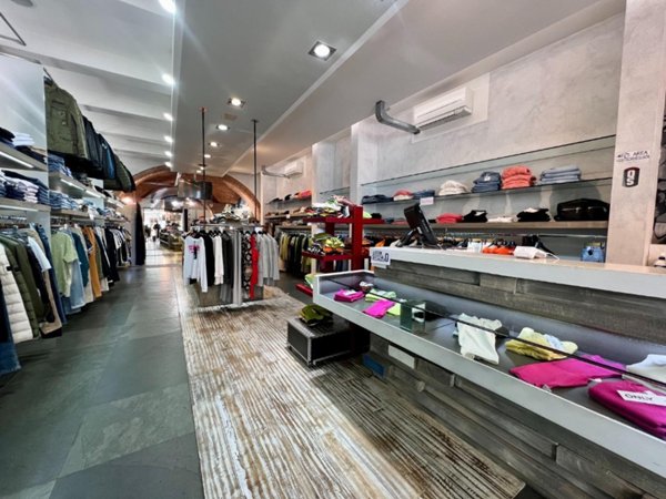 locale commerciale in affitto a Pontedera