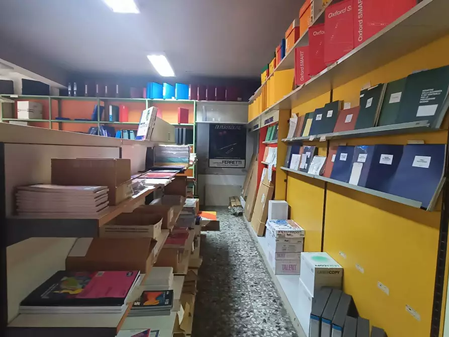 locale commerciale in affitto a Pontedera