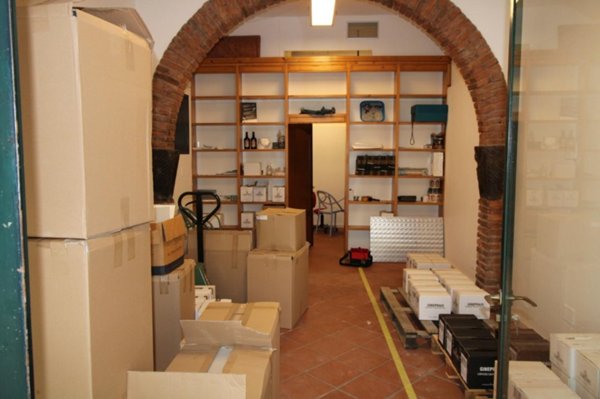 locale commerciale in affitto a Pontedera