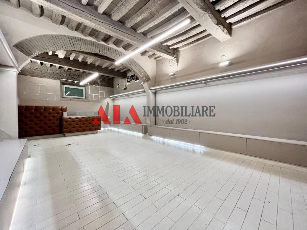locale commerciale in affitto a Pontedera