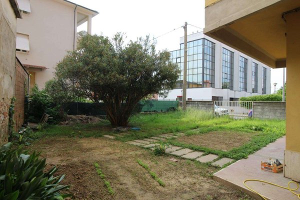 locale commerciale in affitto a Pontedera