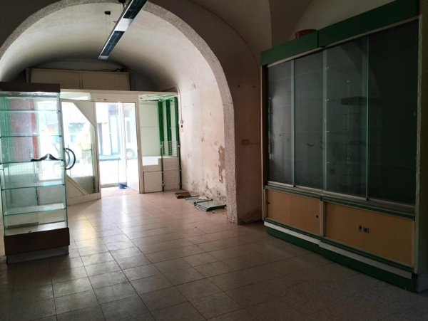 locale commerciale in affitto a Pontedera