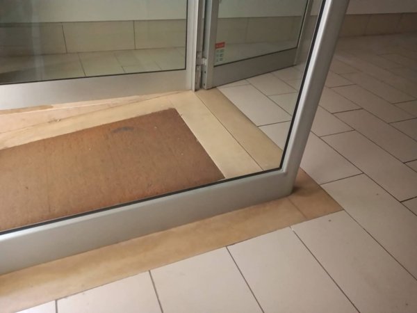 locale commerciale in affitto a Pontedera