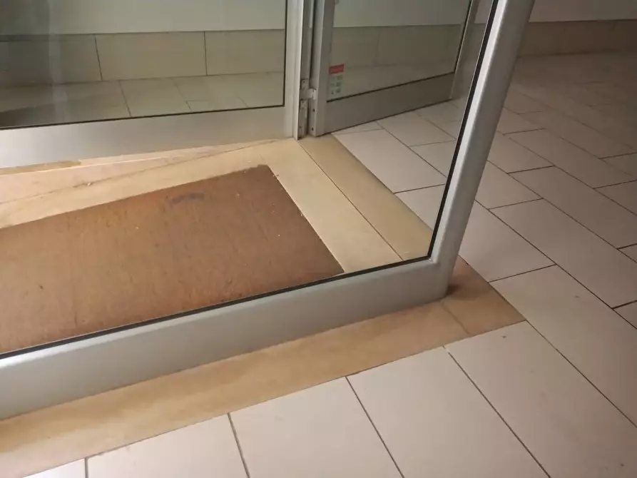 locale commerciale in affitto a Pontedera