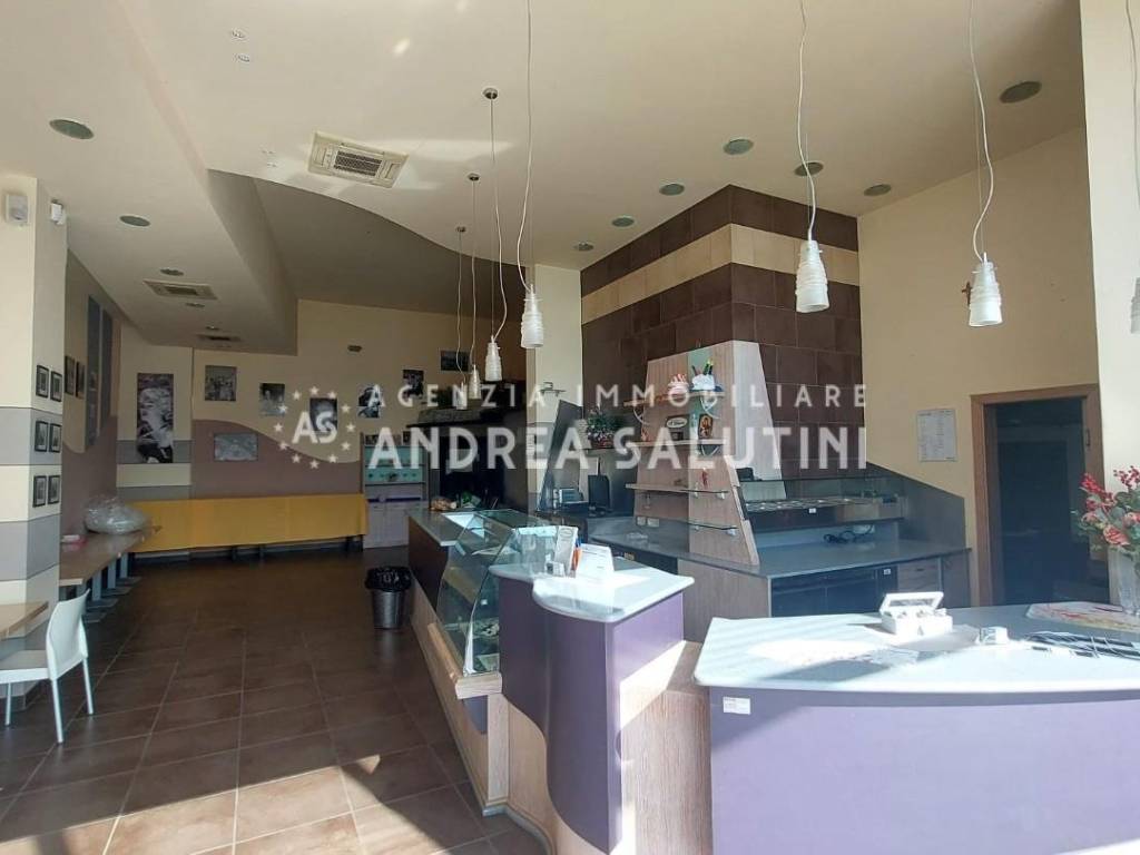 locale commerciale in affitto a Pontedera