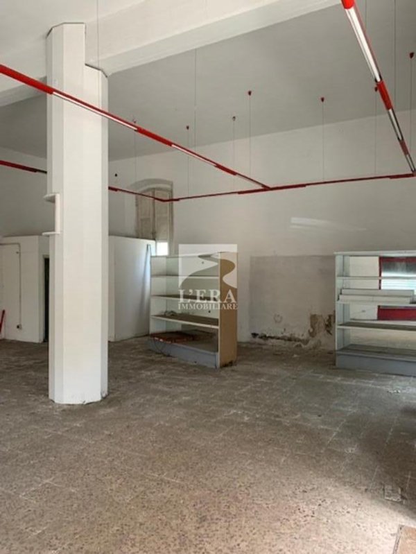 locale commerciale in affitto a Pontedera
