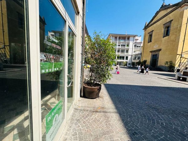negozio in affitto a Pontedera
