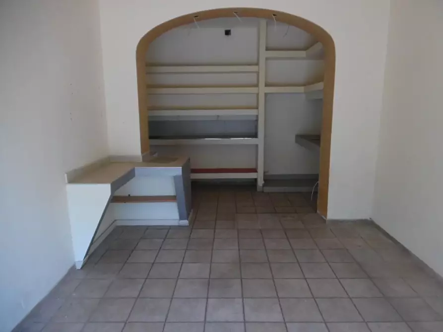 locale commerciale in affitto a Pontedera