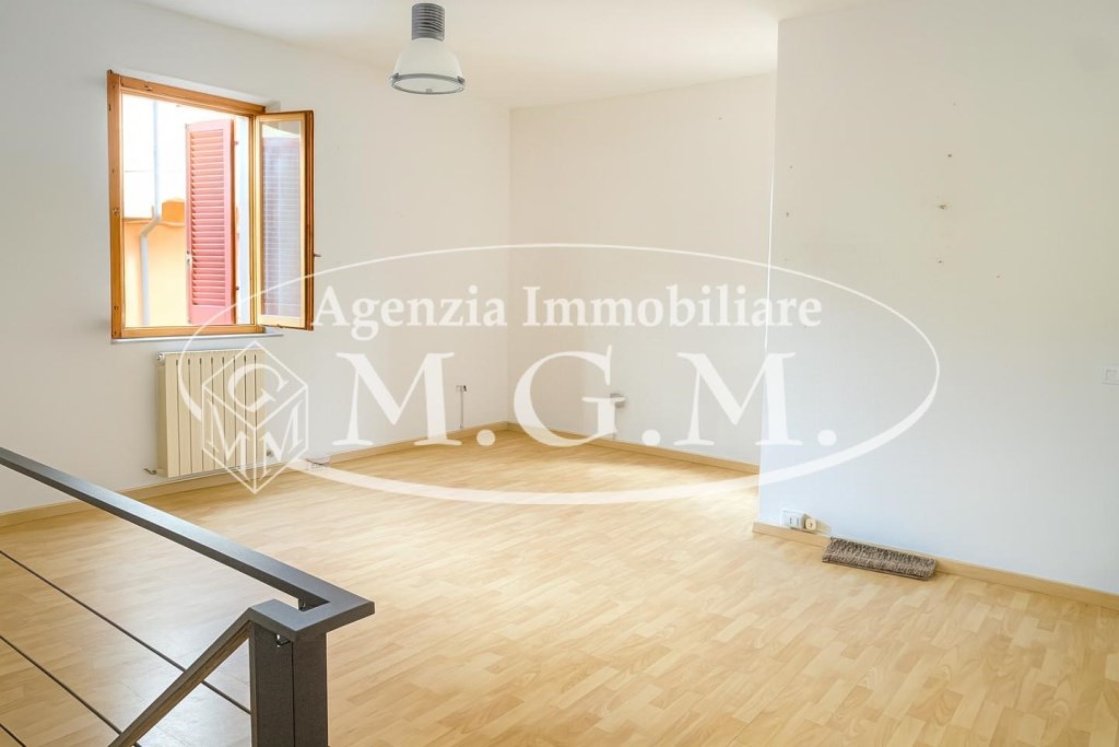 locale commerciale in affitto a Pontedera