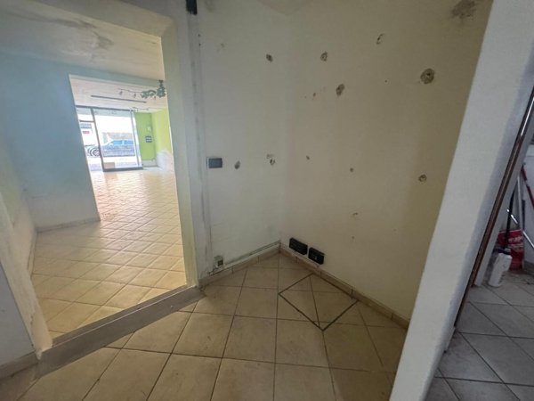 locale commerciale in affitto a Pontedera