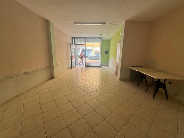 locale commerciale in affitto a Pontedera