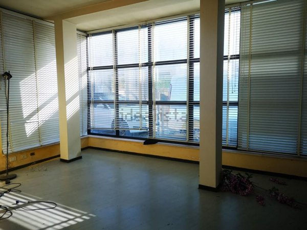 locale commerciale in affitto a Pontedera
