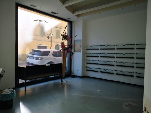 locale commerciale in affitto a Pontedera