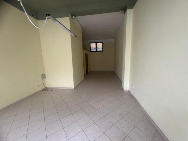 locale commerciale in affitto a Pontedera