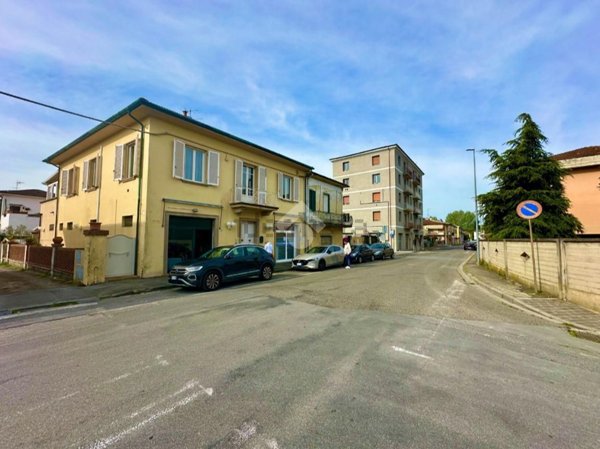 locale commerciale in affitto a Pontedera