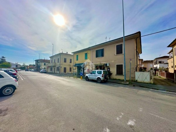 locale commerciale in affitto a Pontedera
