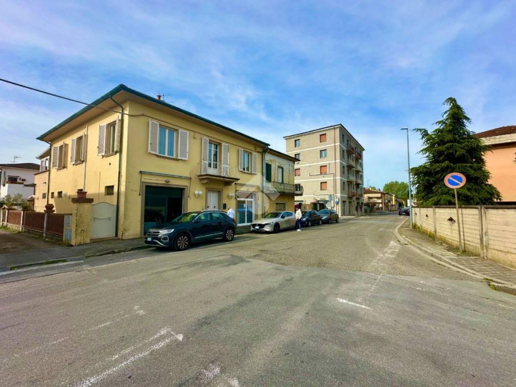 negozio in affitto a Pontedera