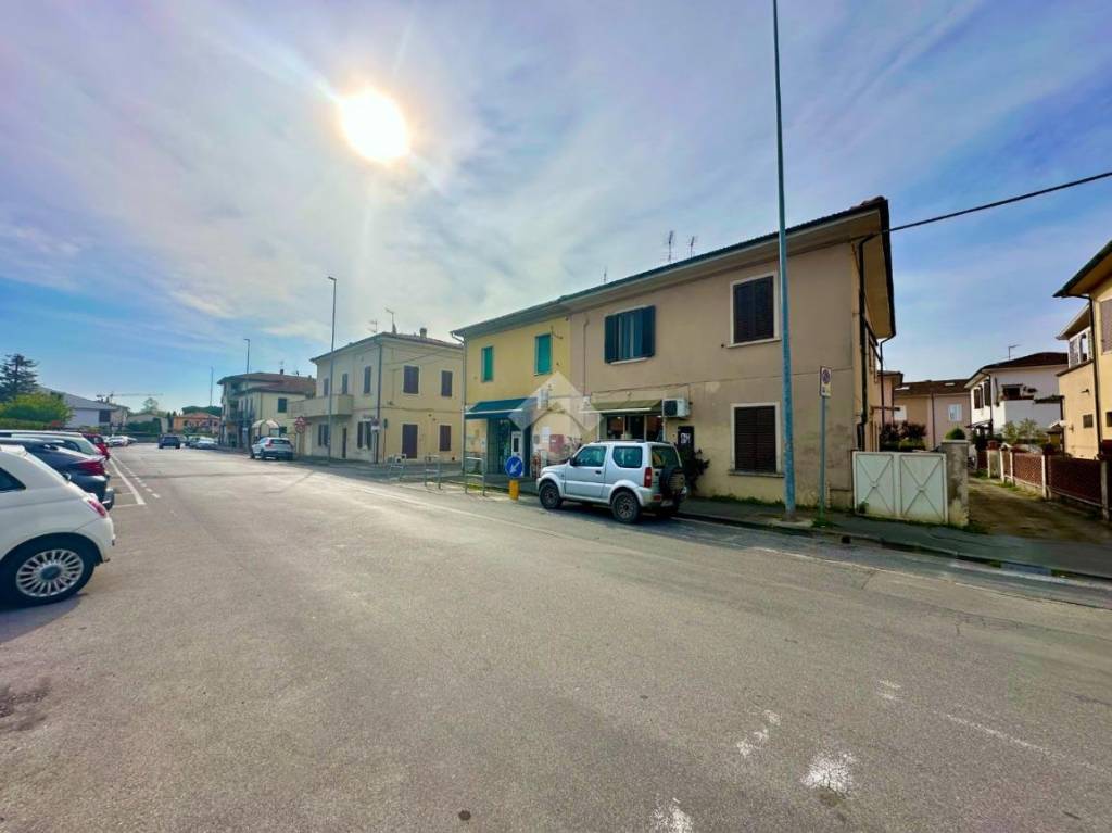 negozio in affitto a Pontedera