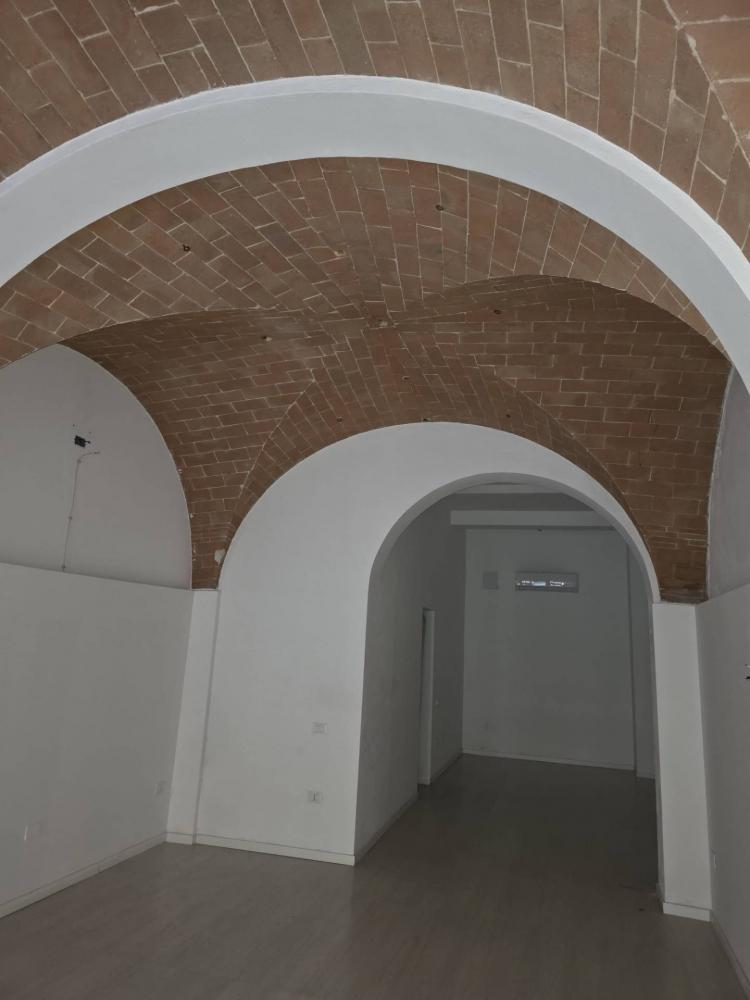 negozio in affitto a Pontedera