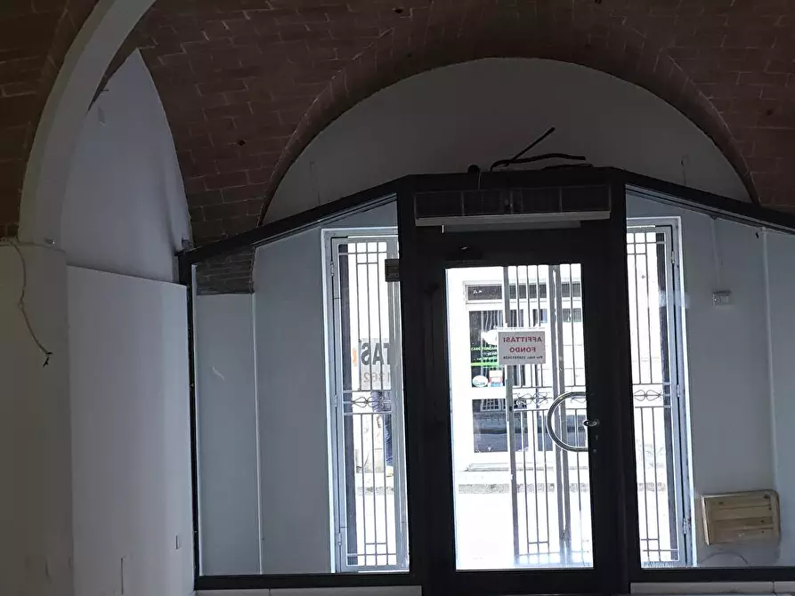 locale commerciale in affitto a Pontedera