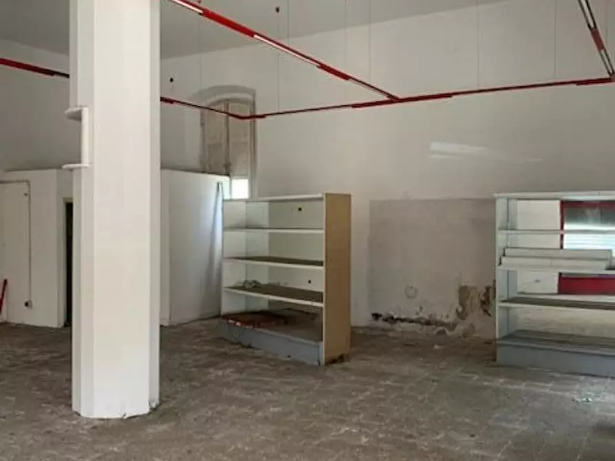 locale commerciale in affitto a Pontedera