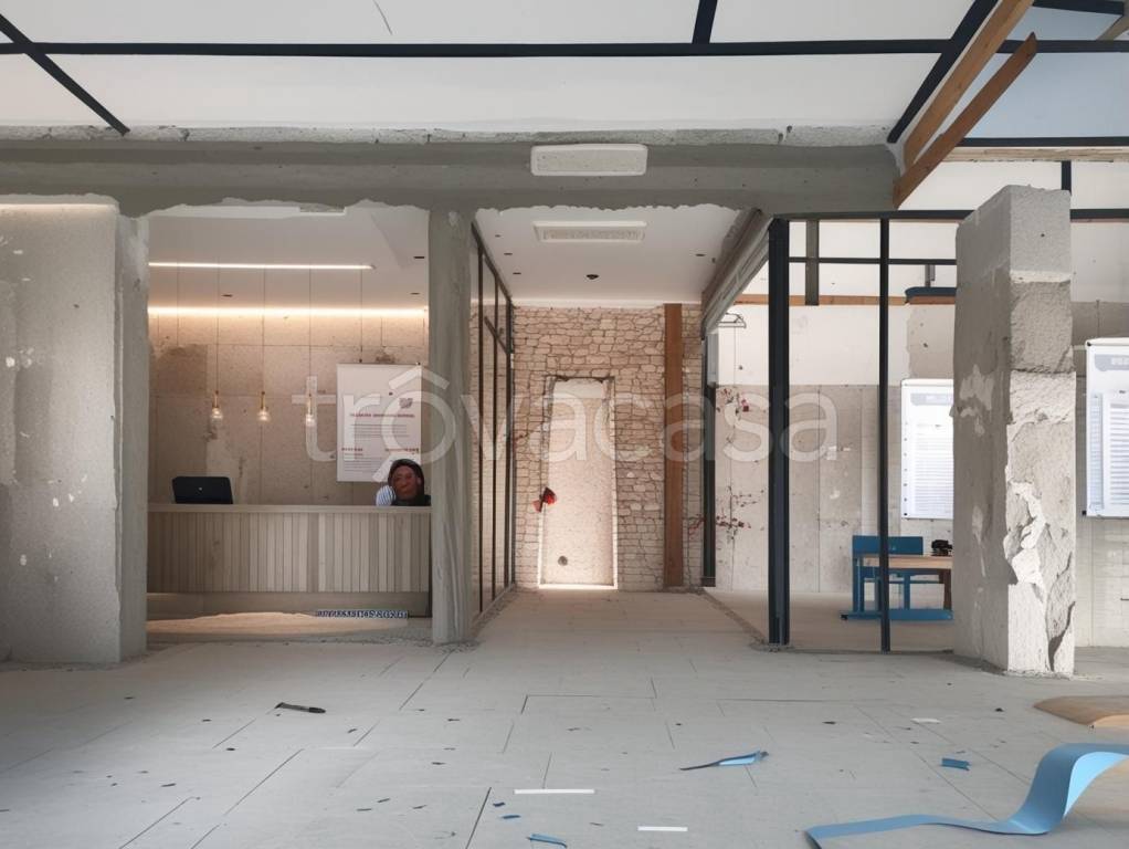 locale commerciale in affitto a Pontedera