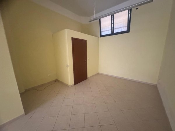 locale commerciale in affitto a Pontedera