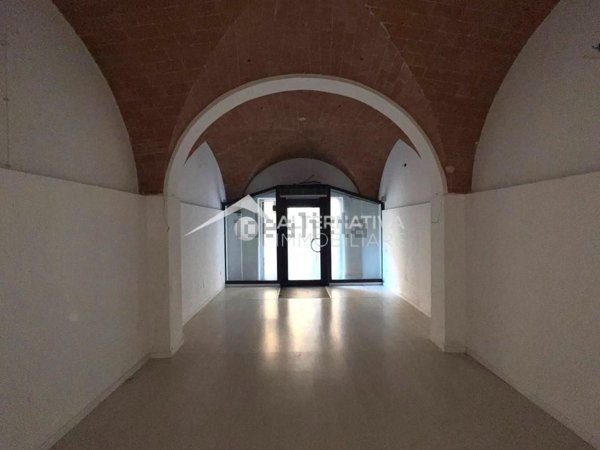 locale commerciale in affitto a Pontedera