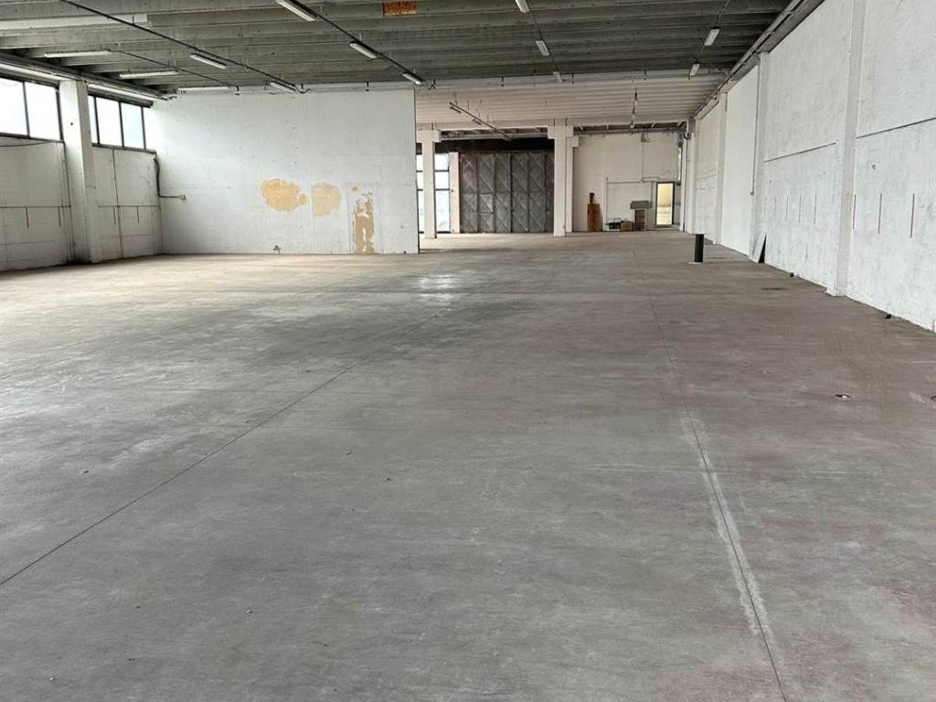 negozio in affitto a Pontedera in zona Pardossi