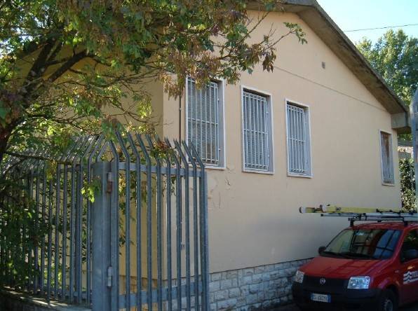 locale commerciale in affitto a Pontedera in zona La Rotta