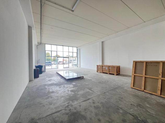 locale commerciale in affitto a Pontedera