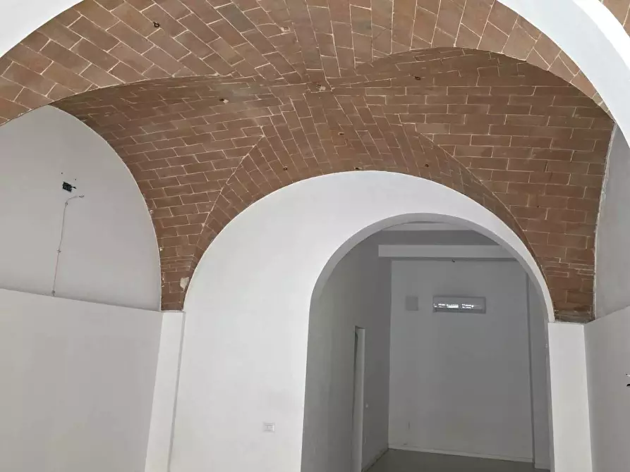 locale commerciale in affitto a Pontedera