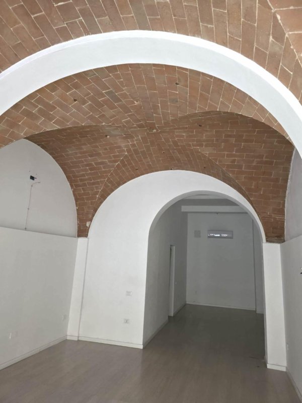 locale commerciale in affitto a Pontedera