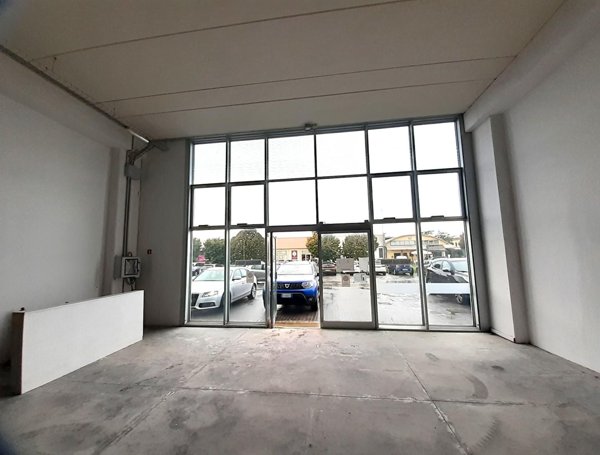 locale commerciale in affitto a Pontedera