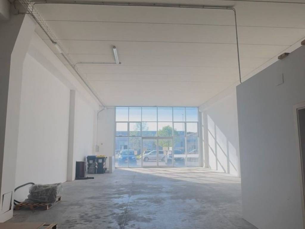 locale commerciale in affitto a Pontedera