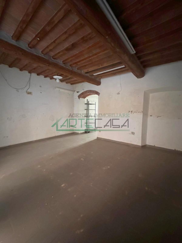 locale commerciale in affitto a Pontedera