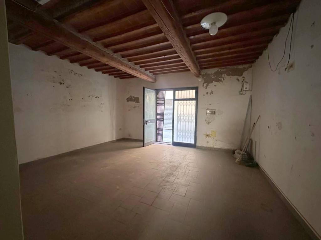 locale commerciale in affitto a Pontedera