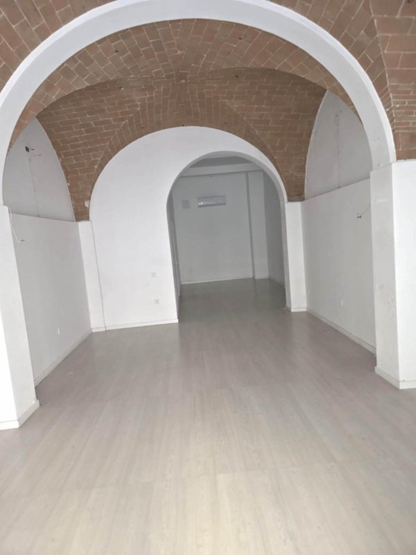 locale commerciale in affitto a Pontedera