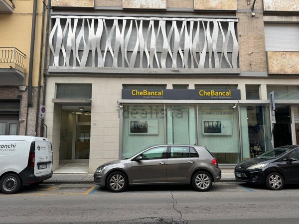 locale commerciale in affitto a Pontedera