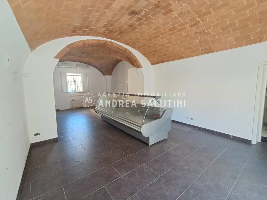 negozio in affitto a Pontedera