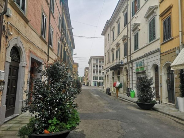 locale commerciale in affitto a Pontedera