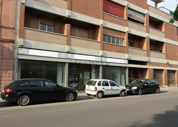 locale commerciale in affitto a Pontedera